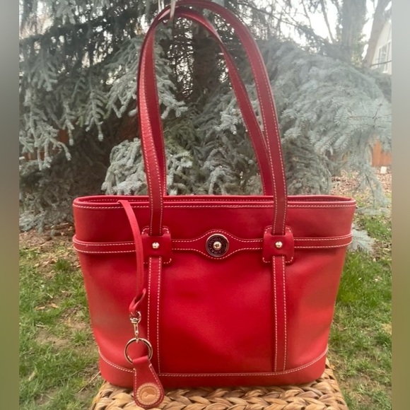 Gorgeous Dooney & Bourke Large Red Leather Shoulder Tote Bag Purse & Key Ring - Picture 1 of 15